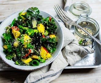 Stekt rosettkål med ingefær, chili, mango og vårløk