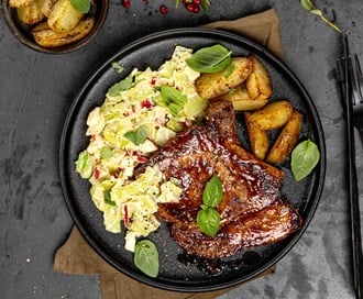 Koteletter BBQ med kremet kål med eple, og ovnstekte poteter