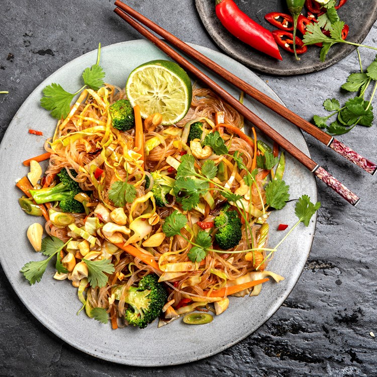 Wok med kål, brokkoli og glassnudler