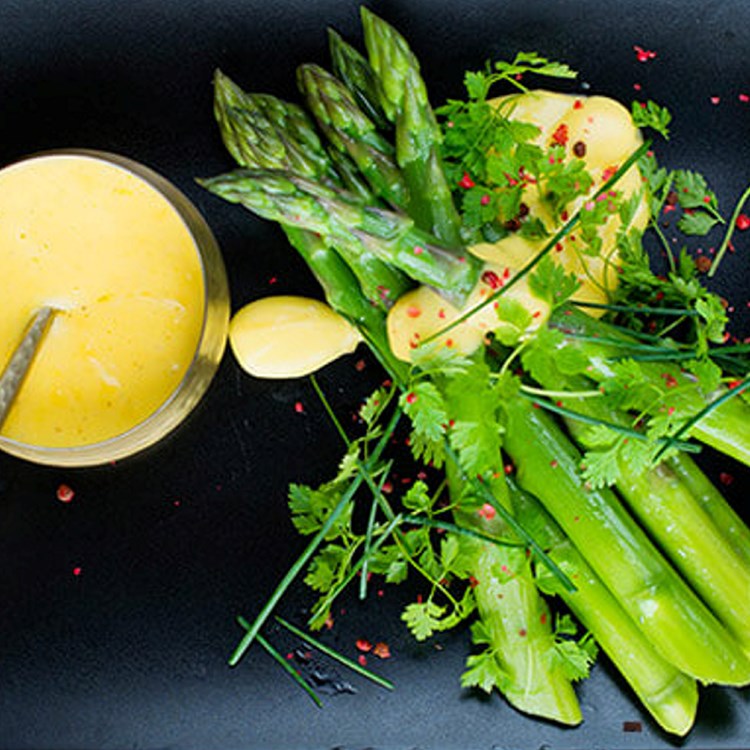 Grønn asparges med sitron-hollandaise