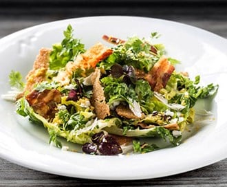 Cæsarsalat med egg og bacon