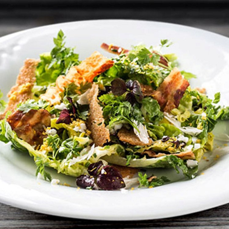 Cæsarsalat med egg og bacon