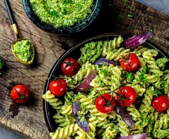 Pasta med brokkolipesto og cherrytomater