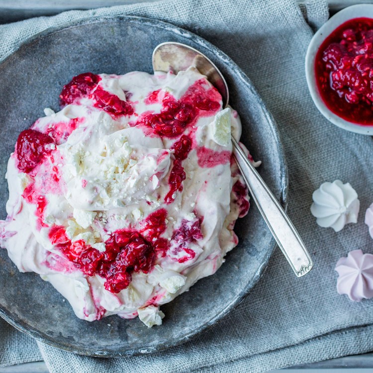 «Eton Mess» med bringebær