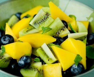 Mango, kiwi, blåbær – supersalat