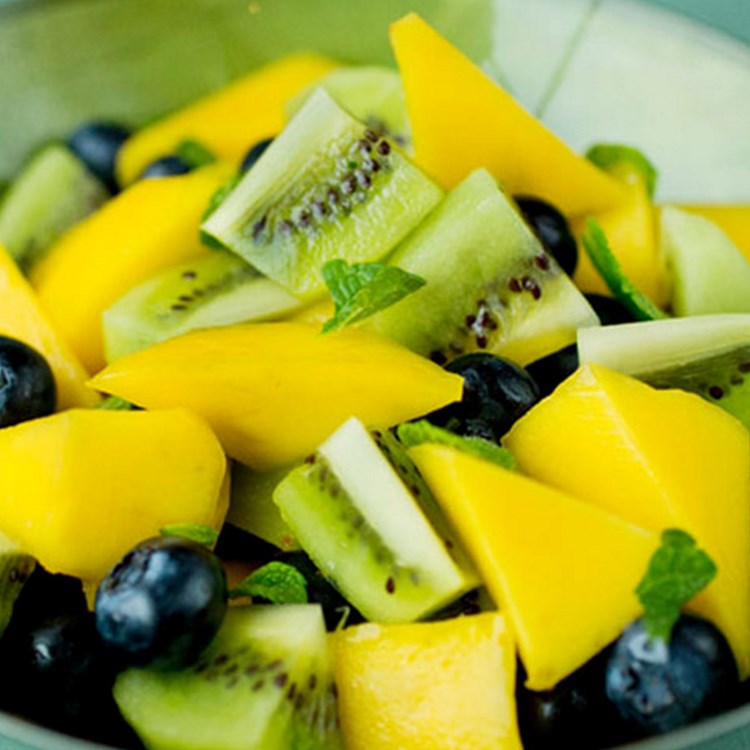 Mango, kiwi, blåbær – supersalat