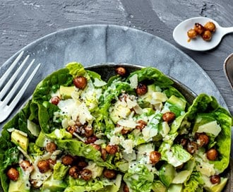 «Cæsar» med avokado og krydderstekte kikerter