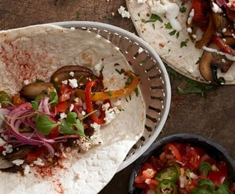 Fajitas med stekt paprika, sopp og limemarinert rødløk og reddik