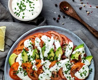 Tomat og avokadosalat med urtedressing