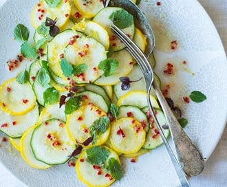 Squashsalat med sitron og chili