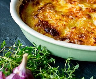 Potet- og sellerigrateng med hvitløk og parmesan