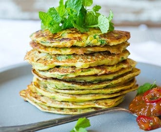 Squashpannekaker med tomat- og ingefærchutney