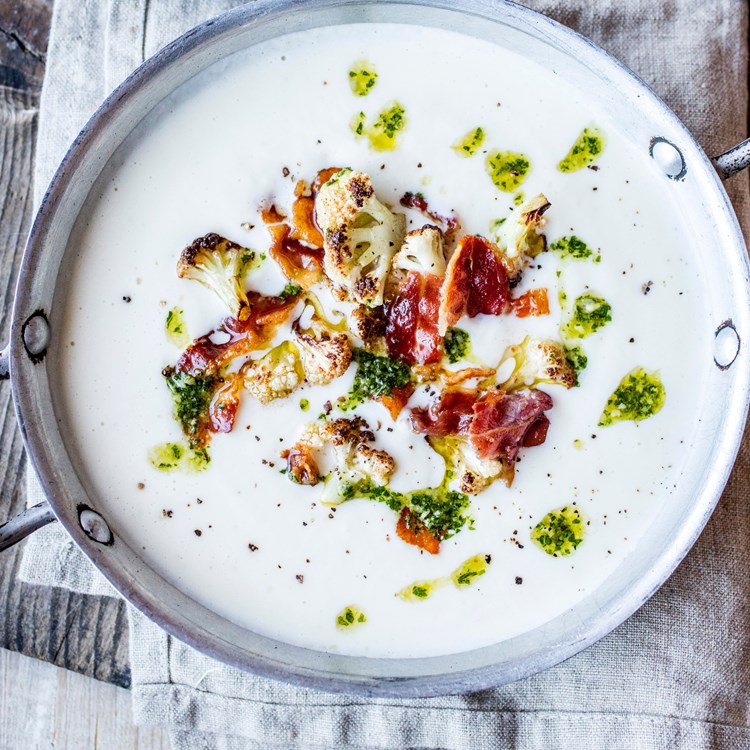 Blomkålsuppe med grønnkålpesto og bacon
