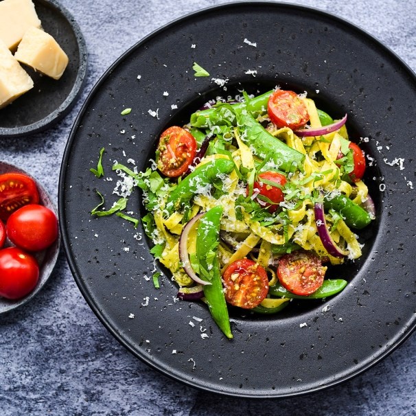 Pasta med sukkererter, tomater og pesto
