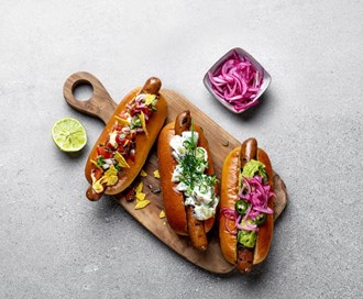 Grillet pølse med guacamole og limemarinert rødløk