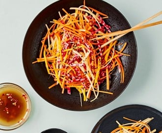 Asiatisk råkostsalat med ingefær- og sesamdressing