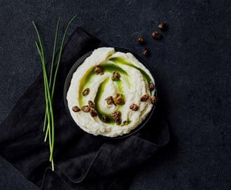Blomkålpuré med gressløkolje og sprøstekt kapers