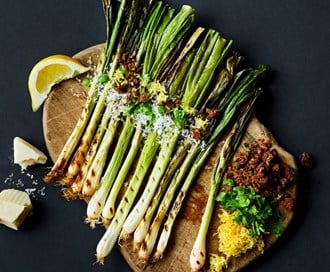 Grillet vårløk med rugbrødsmuler