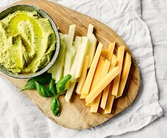 Hummus med kålrot- og knutekålstaver