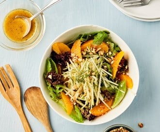 Knutekål- og appelsinsalat med mandelstrøssel