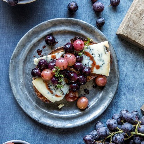 Bruschetta med gorgonzola og lune  druer i honning- og balsamicodressing