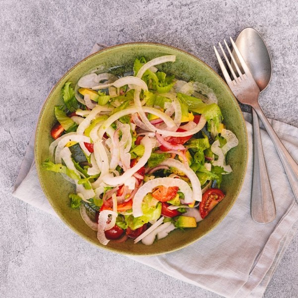 Enkel salat med salatløk