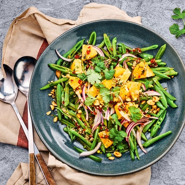 Lun salat med sukkererter og appelsin