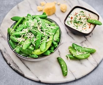 Sukkererter med rømme- og parmesandipp