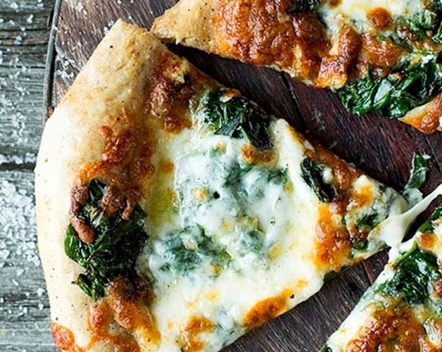 Hvit pizza med spinat og hvitløk