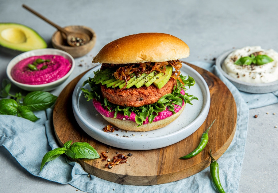 VegMe Erter- og quinoaburger med r&oslash;dbetehummus.