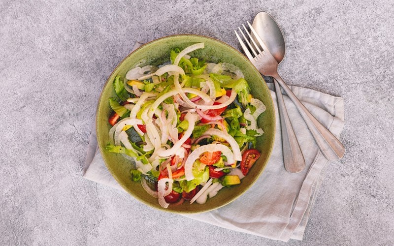 Enkel salat med avokado, tomat og knasende sprø salatløk.