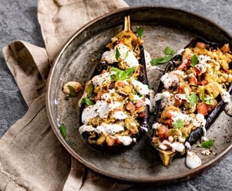 Fylt aubergine med yoghurtdressing