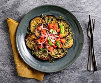 Stekte aubergineskiver med salsa verde og tomatsalat