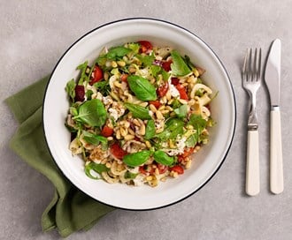 Pastasalat med tomat og mozzarella