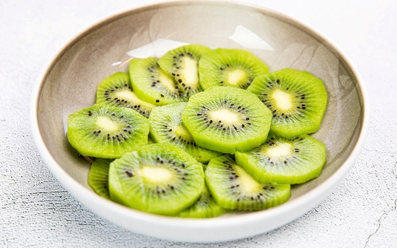 Skiver av kiwi er supert som en frisk snacks. 
