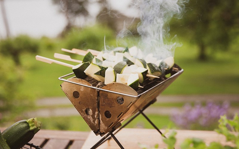 Squashen trenger ikke lang tid på grillen – følg godt med underveis, den er klar på et par minutter på hver side. 