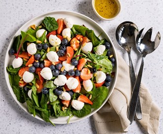 Babyleaf Mix med mozzarella og skogbær