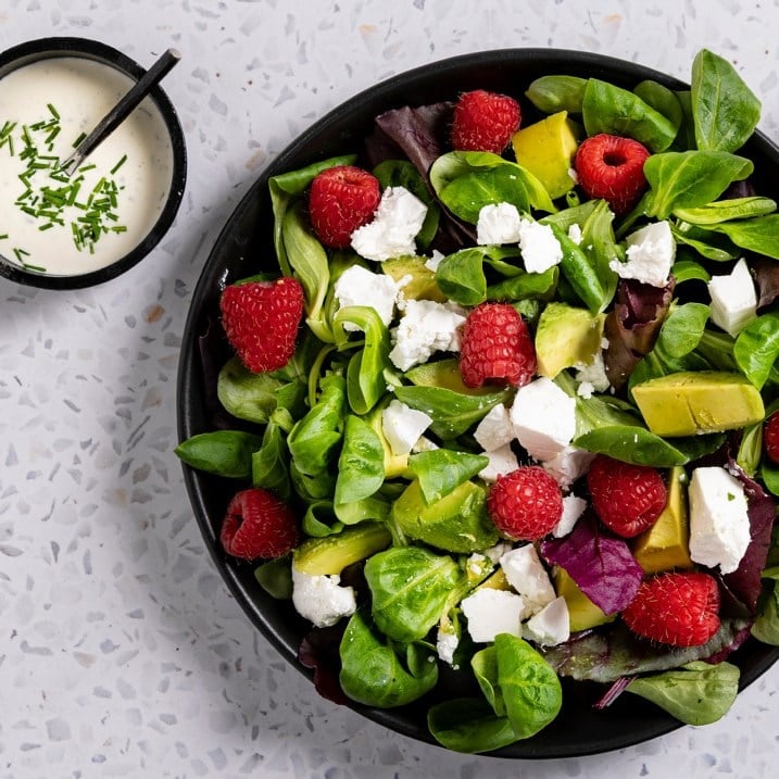 Feldsalat Mix med avokado, feta og bringebær 