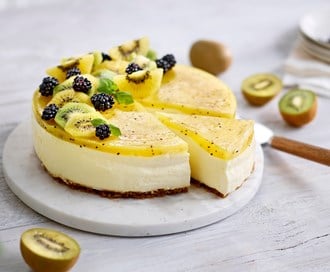 Ostekake med gul og grønn kiwi