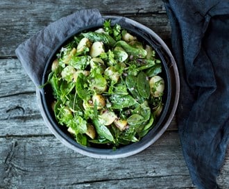 Lun potetsalat med babyspinat