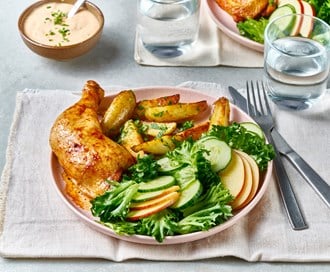 Kyllinglår med crispisalat og ovnsstekte poteter