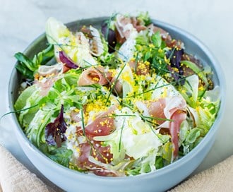 Sprø salat med rømmedressing