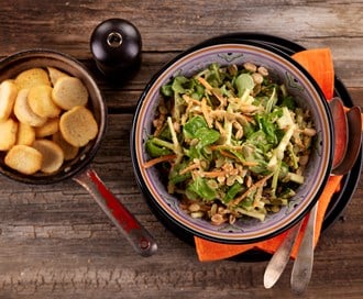 Feldsalat med grønnsaker og tahinidressing