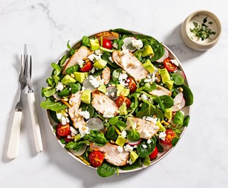 MIX i en klassisk kyllingsalat med fetaost