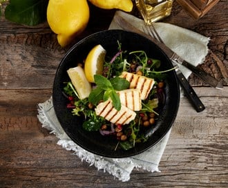 Middelhavssalat med halloumi