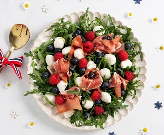 Bærsalat med ruccula og spekeskinke
