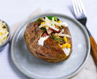 Bakt potet med bacon, rømme, mais og vårløk
