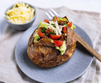 Bakt potet med avokado, tacokjøttdeig, tomater og ost