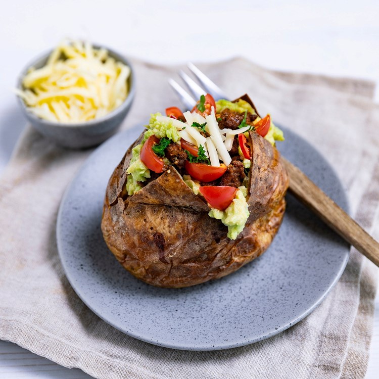 Bakt potet med avokado, tacokjøttdeig, tomater og ost